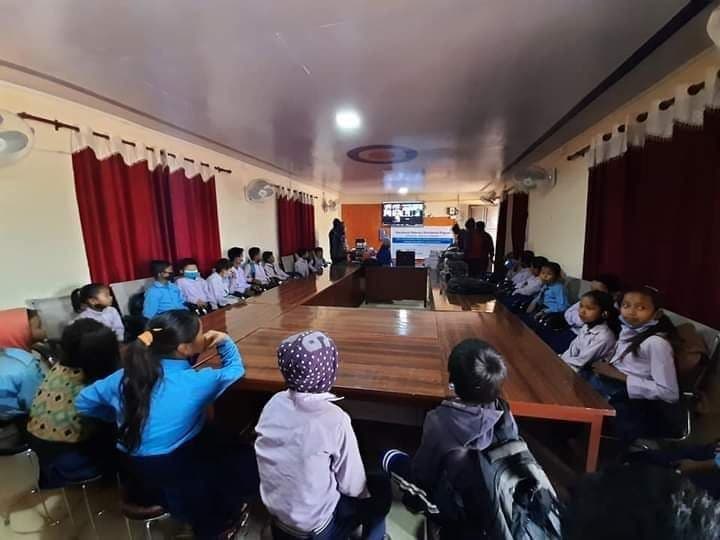 किवानिस अरुण भ्याल्लीले दियो संखुवासभाका विद्यार्थीलाई शैक्षिक सामाग्री