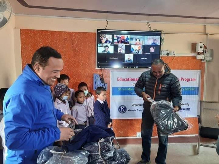 किवानिस अरुण भ्याल्लीले दियो संखुवासभाका विद्यार्थीलाई शैक्षिक सामाग्री