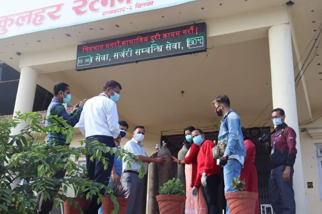 एनआरएनए अफ्रिकाद्धारा चितवनको रत्ननगर अस्पताललाई अक्सिजन ग्यास सिलिन्डर हस्तान्तरण