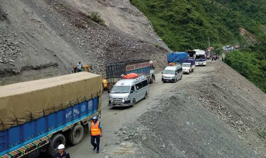 पहिरोका कारण अवरुद्ध नारायणगढ–मुग्लिन सडक पुनः सञ्चालन