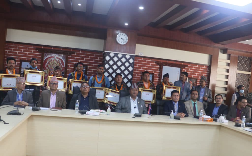 विदेशबाट फर्किएर उद्यम गर्ने उत्कृष्ट उद्यमीलाई सरकारद्धारा नगदसहित सम्मान