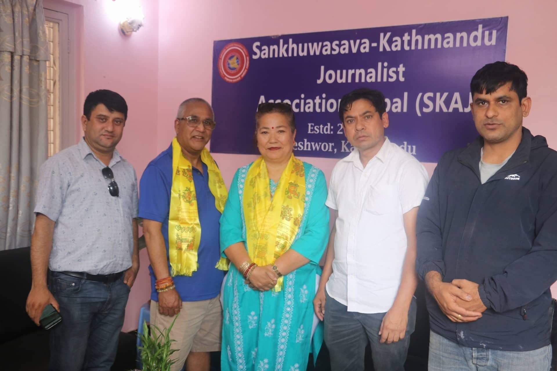अमेरिका निवासी श्रेष्ठ दम्पत्तीको समाजसेवा