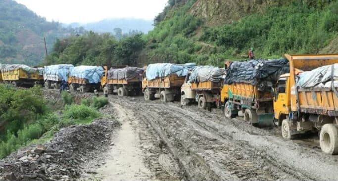 बञ्चरेडाँडामै रोकिए फोहोर बोकेका गाडी