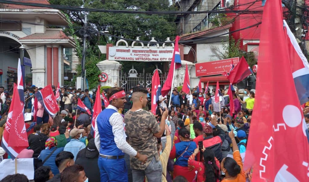 फुटपाथ र साना व्यापारीले घेरे काठमाडौं महानगरको कार्यालय