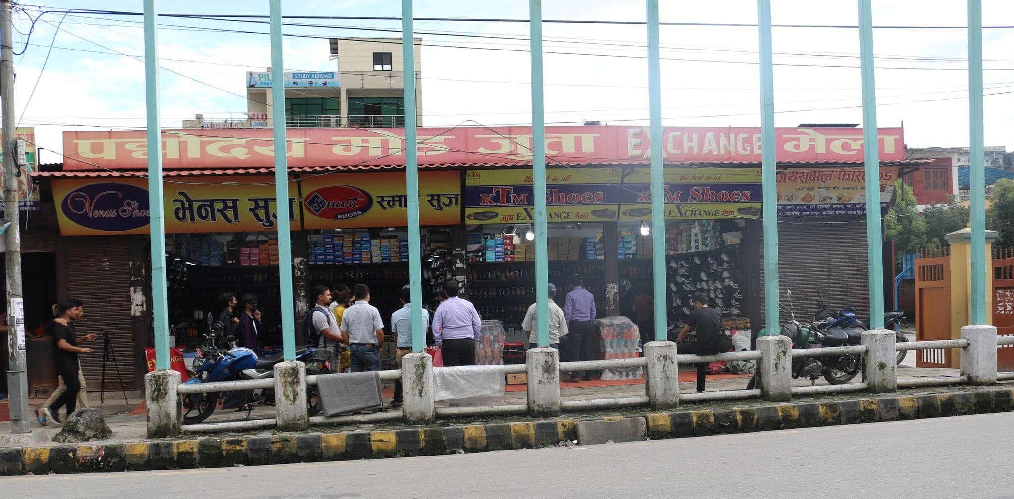 पुतलीसडक पद्मोदय मोडमा ‘दशैं जुत्ता एक्सचेञ्ज मेला’