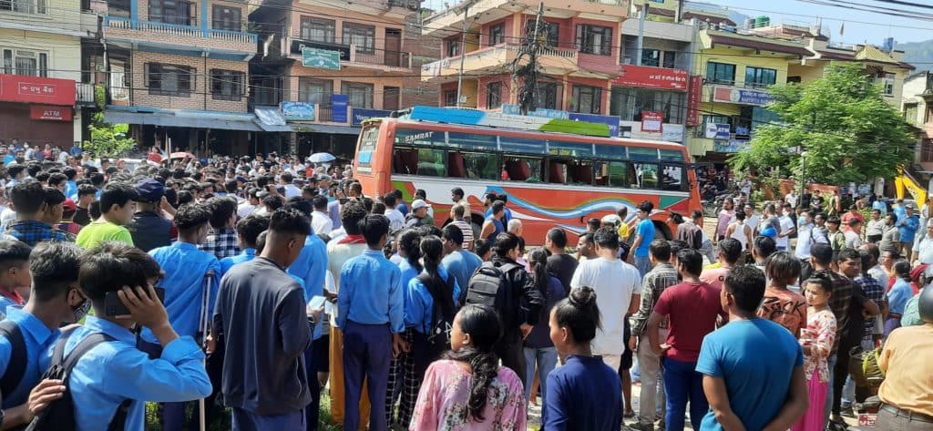 बसको ठक्करबाट गजुरीमा स्कूले बालकको मृत्यु, स्थानीयद्वारा बसमा आगजनी