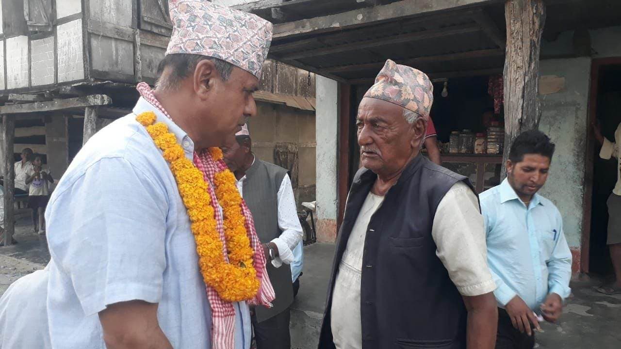 मोरङ प्रदेशसभा सदस्यका उम्मेदवार डिबी कार्की मतदाताको मन जित्दै