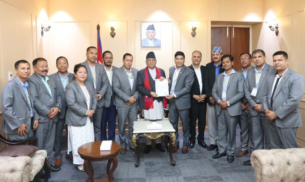 प्रधानमन्त्रीलाई व्यवसायी संघको ज्ञापनपत्र : एकसय पठाउनु पर्ने व्यवस्था खारेज गर्ने प्रतिवद्धता