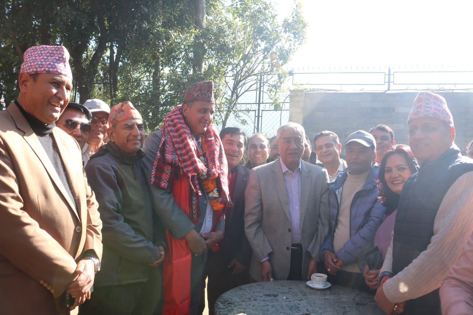 समाजवादीबाट हंशराज वाग्लेलाई माला लगाउँदै देउवाले फर्काए काँग्रेसमा