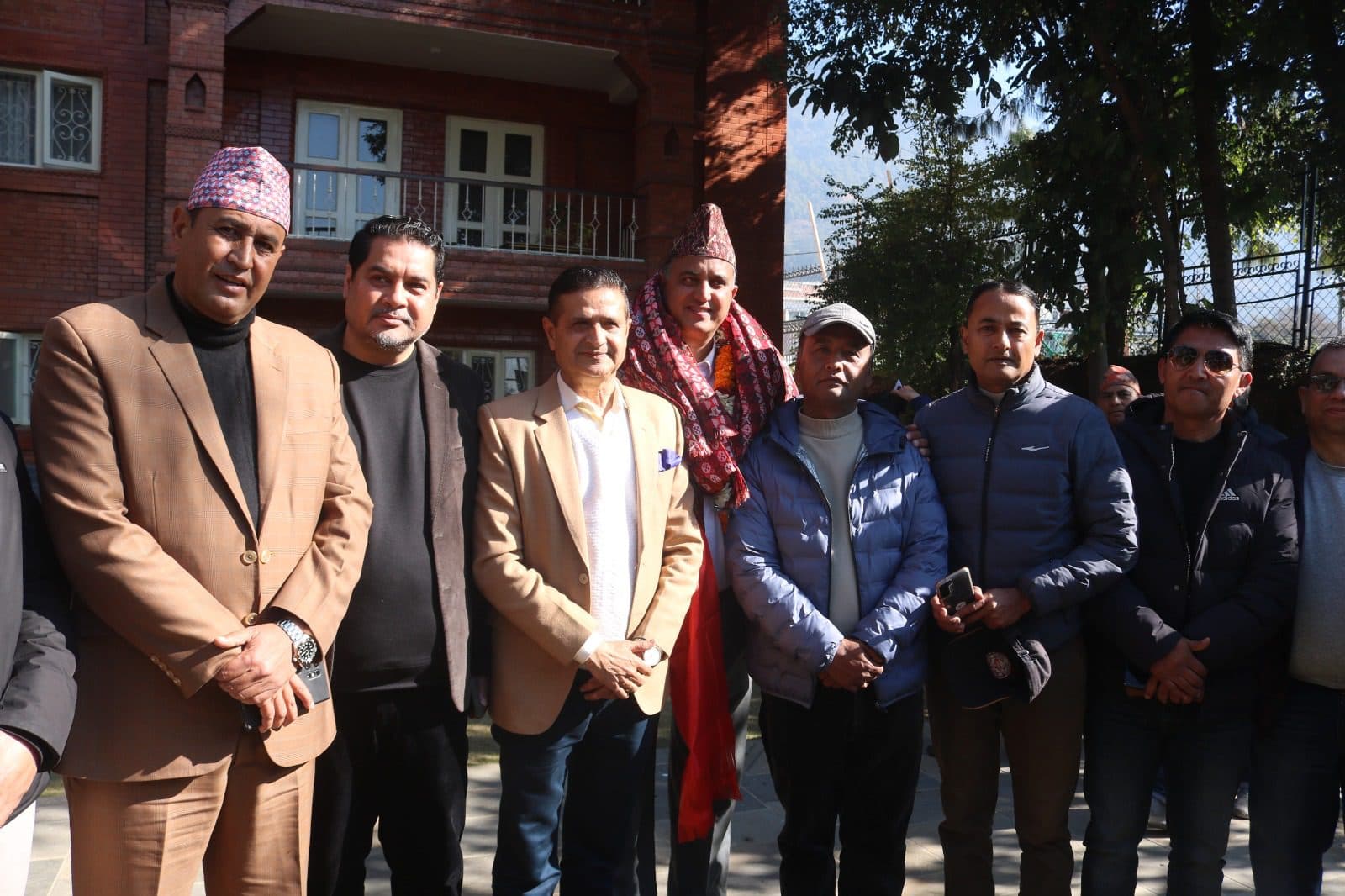 समाजवादीबाट हंशराज वाग्लेलाई माला लगाउँदै देउवाले फर्काए काँग्रेसमा