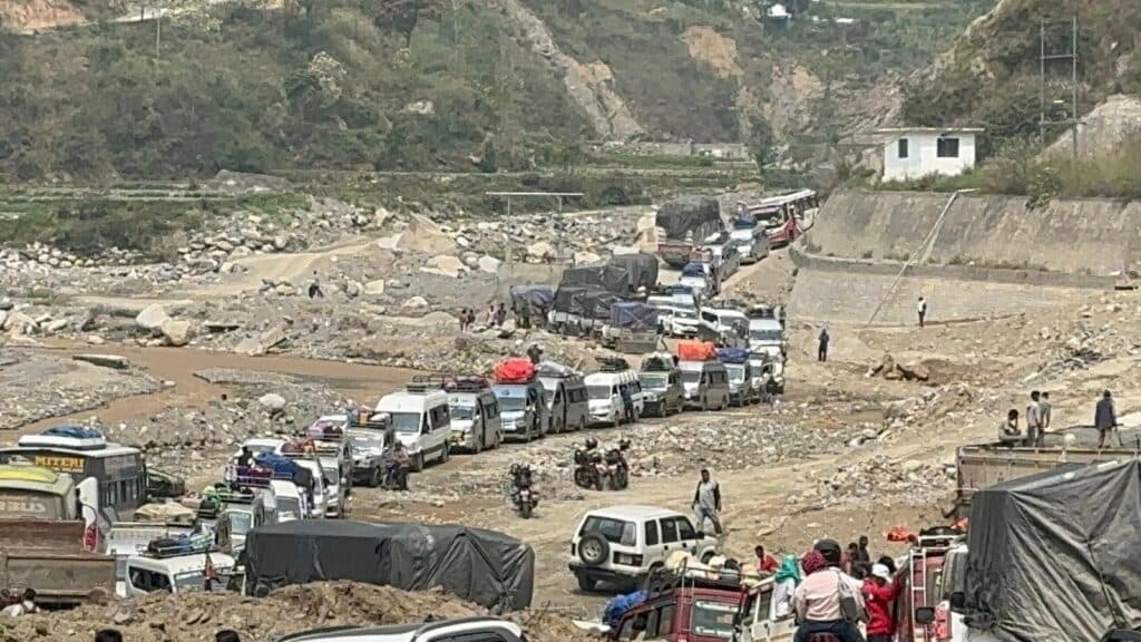 देशका तीन राजमार्ग अझै पूर्ण अवरुद्ध, बीपी र कान्तिलोकपथमा राति सवारी सञ्चालनमा रोक