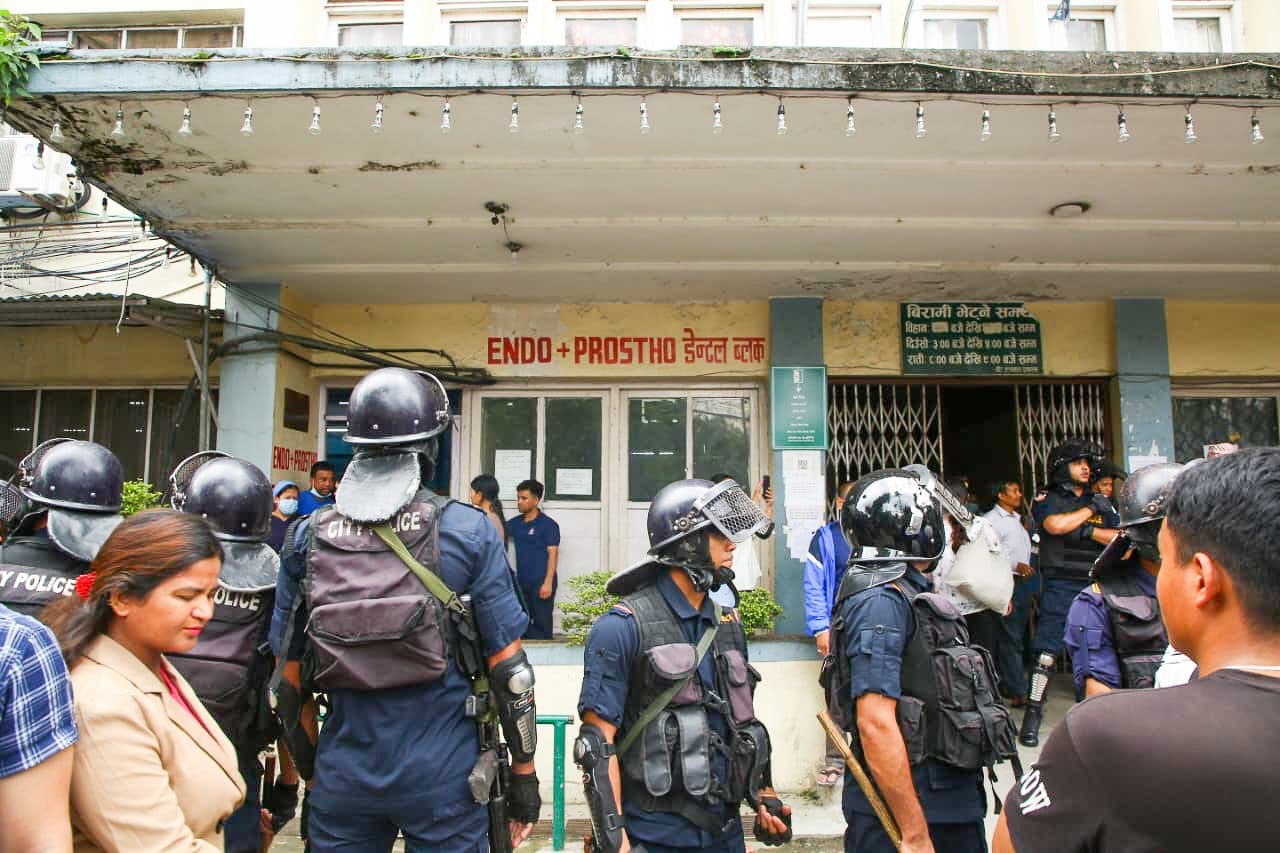 गणेश नेपालीको निधनपछि वीर अस्पतालमा तनाव, ठूलो संख्यामा प्रहरी परिचालन (तस्विरहरू)