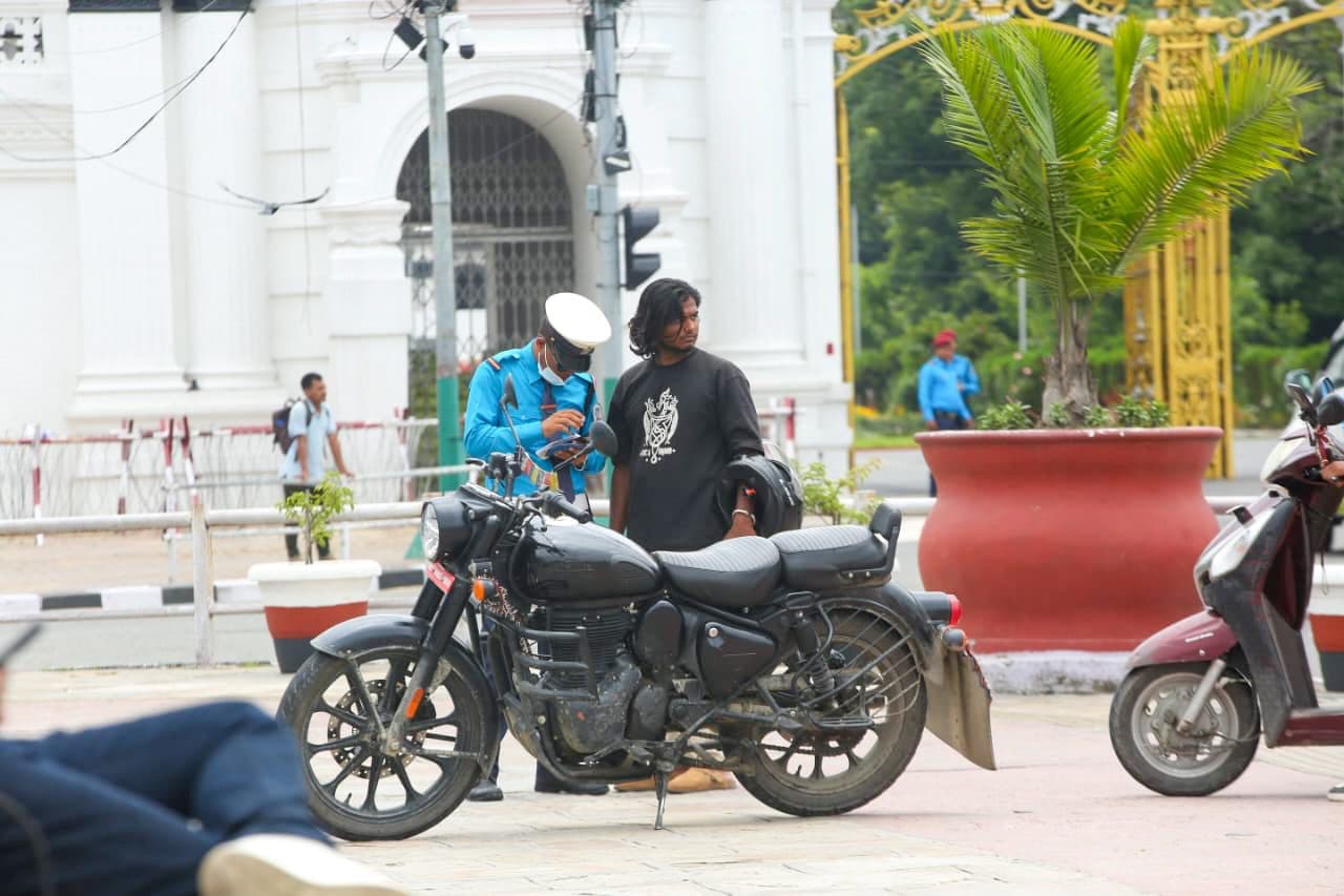 सिंहदरबार बाहिर कडा ट्राफिक निगरानी (तस्वीरहरू)