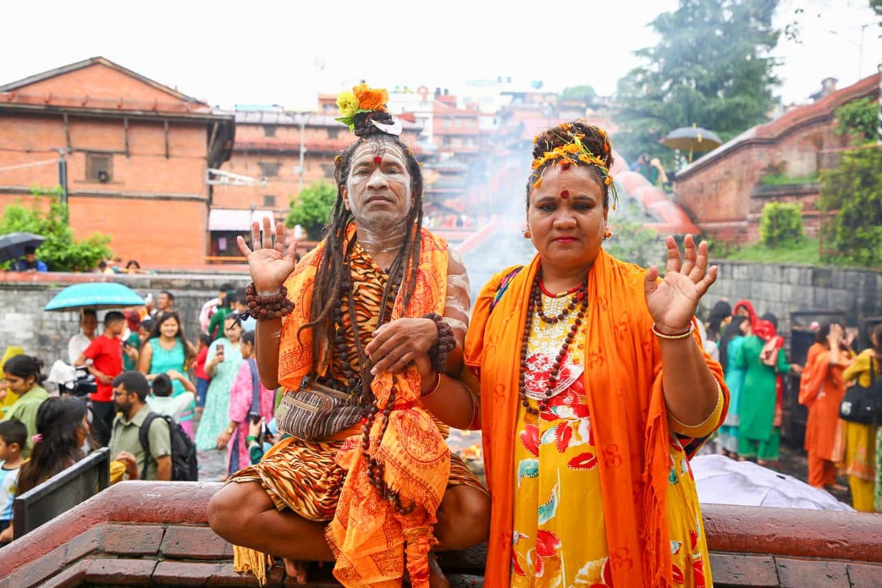साउने संक्रान्ति : पशुपतिनाथमा बिहानैदेखि भक्तजनको घुइँचो (तस्वीरहरू)