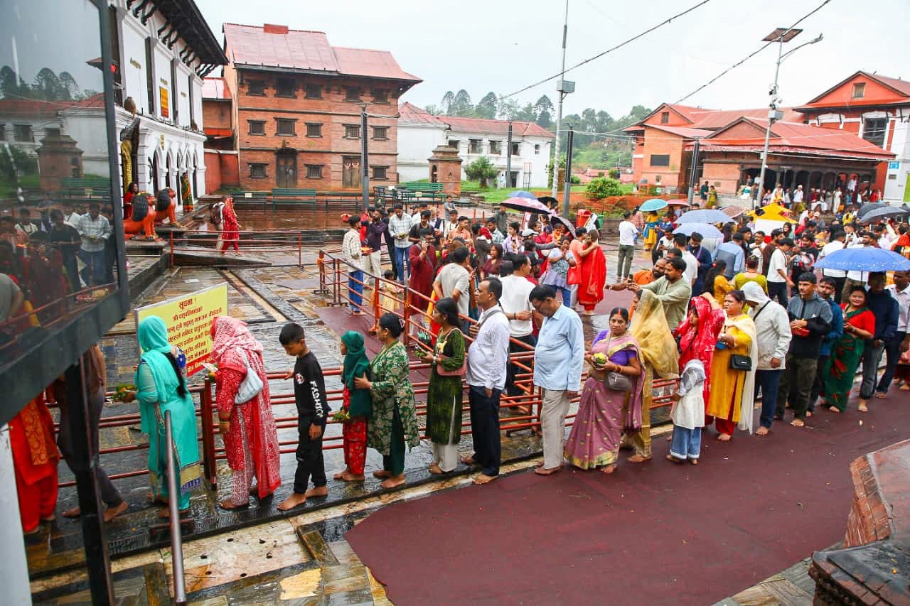 साउने संक्रान्ति : पशुपतिनाथमा बिहानैदेखि भक्तजनको घुइँचो (तस्वीरहरू)