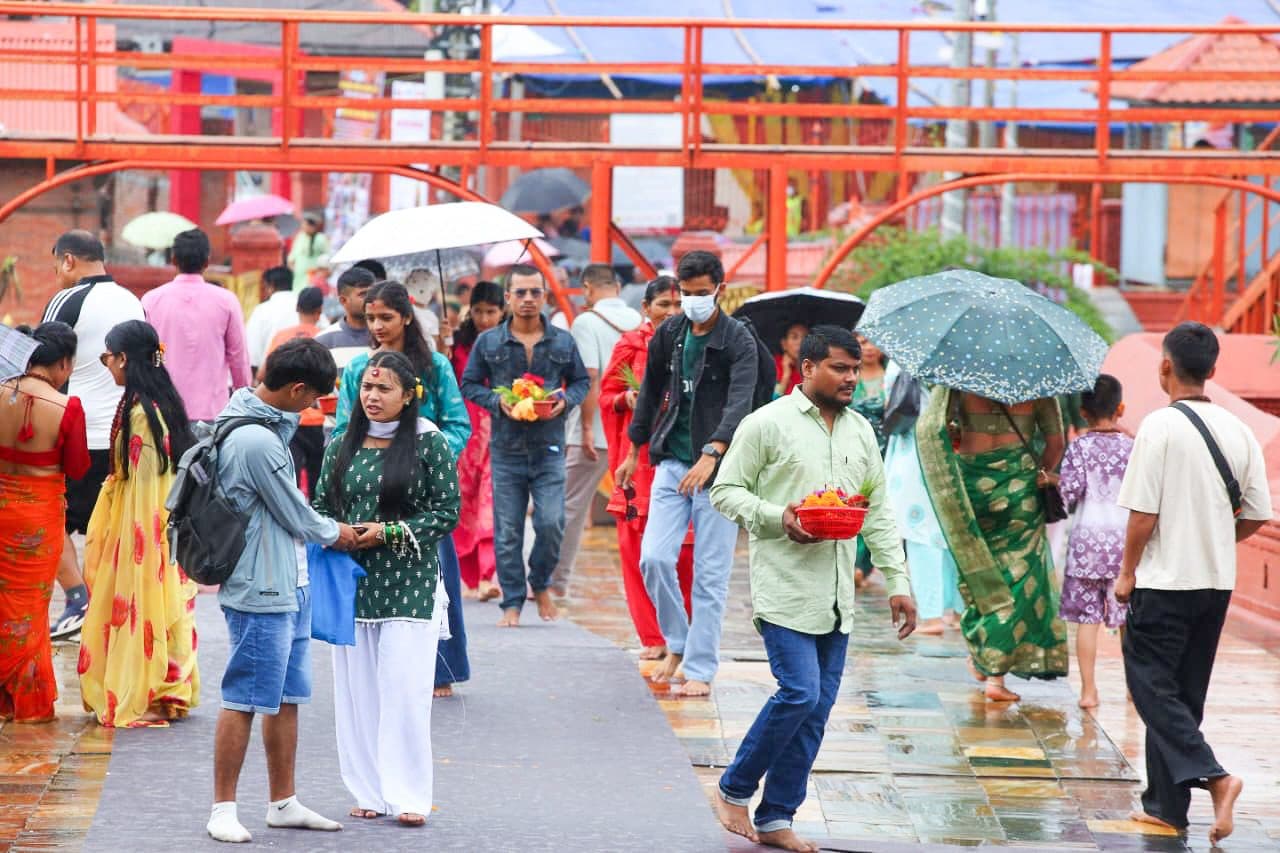 साउने संक्रान्ति : पशुपतिनाथमा बिहानैदेखि भक्तजनको घुइँचो (तस्वीरहरू)
