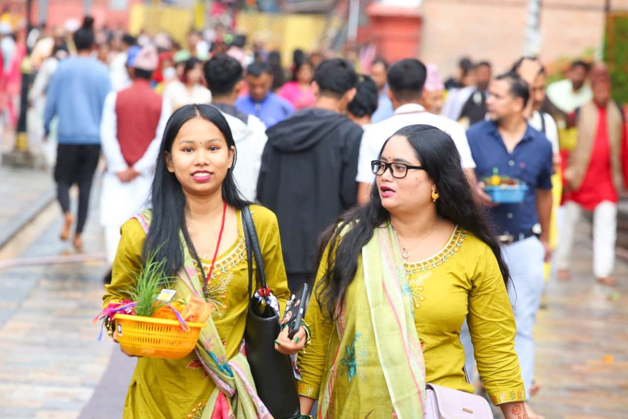 साउने संक्रान्ति : पशुपतिनाथमा बिहानैदेखि भक्तजनको घुइँचो (तस्वीरहरू)