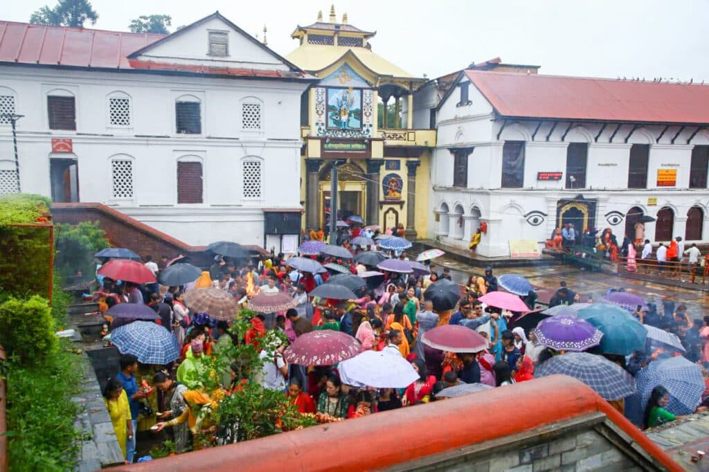 आज साउन महिनाको तेस्रो सोमबार, पशुपतिनाथमा भक्तजनको घुइँचो