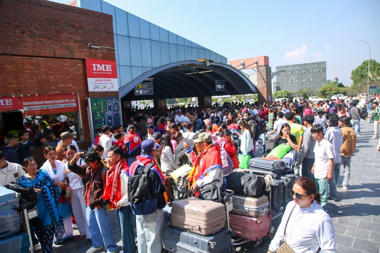 चाडपर्वमा पनि विमानस्थलमा परदेशीनेहरूको भीड (तस्विरहरु)