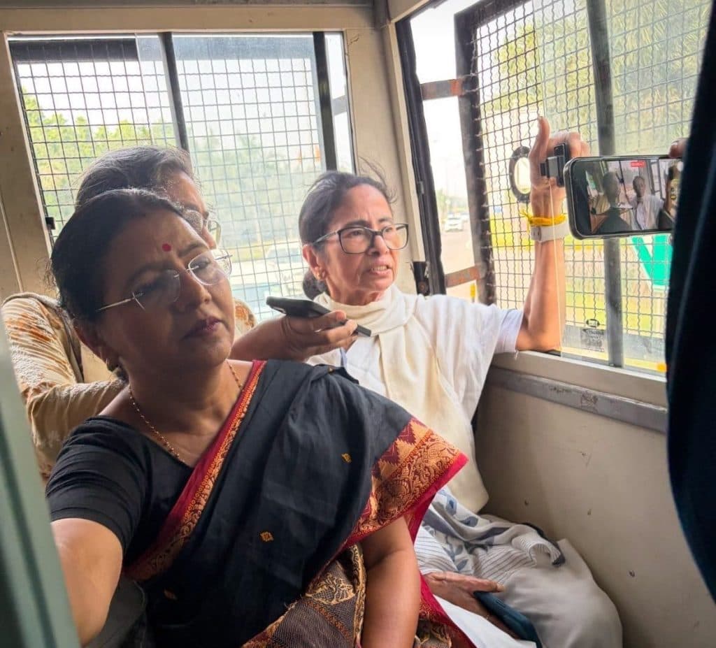 पूर्वमुख्यमन्त्रीद्वय ममता बनर्जी र अरविन्द केजरीवाल पक्राउ