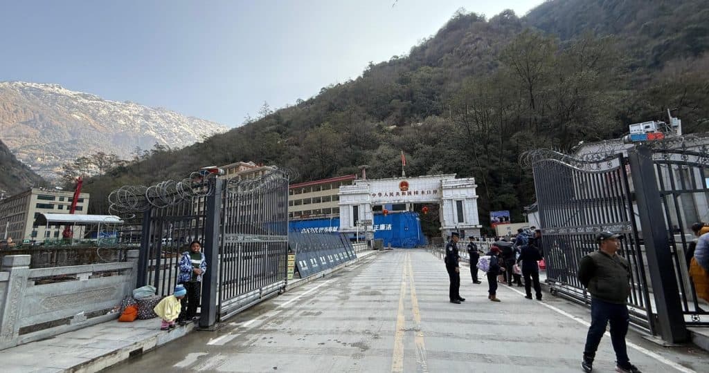 तातोपानी नाका नियमित संचालनमा ल्याउन व्यवसायीहरुको माग