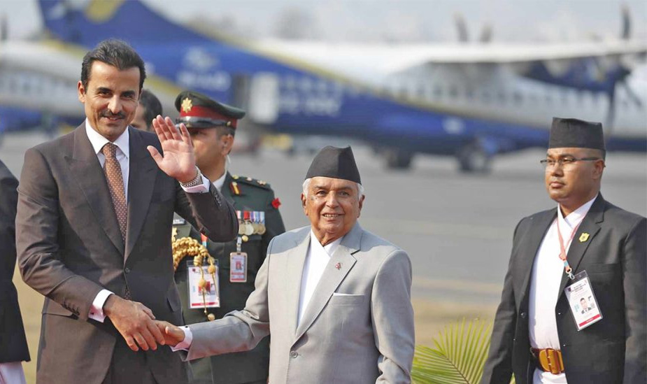 काठमाडौं आइपुगे कतारका राजा, राष्ट्रपति पौडेलद्धारा विमानस्थलमा स्वागत