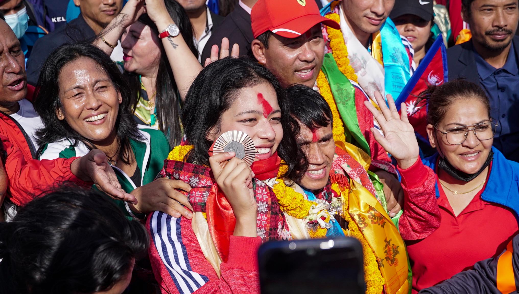 ओलम्पिक पदक विजेता पलेसालाई विमानस्थलमा भव्य स्वागत, नगर परिक्रमा गराइँयो