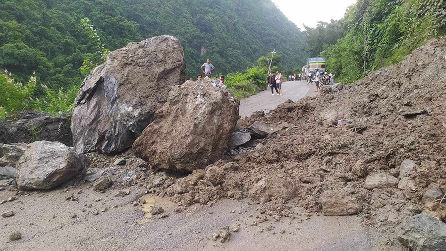 पहिरोले अवरुद्ध पृथ्वी राजमार्ग खुल्यो