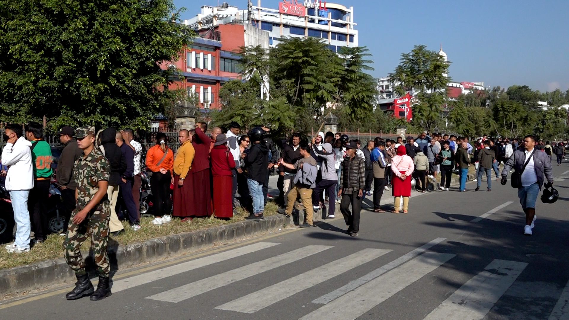 साफ महिला च्याम्पियनसिपको फाइनल भिडन्त हेर्न टिकट किन्नेको लाइन (तस्वीरसहित)