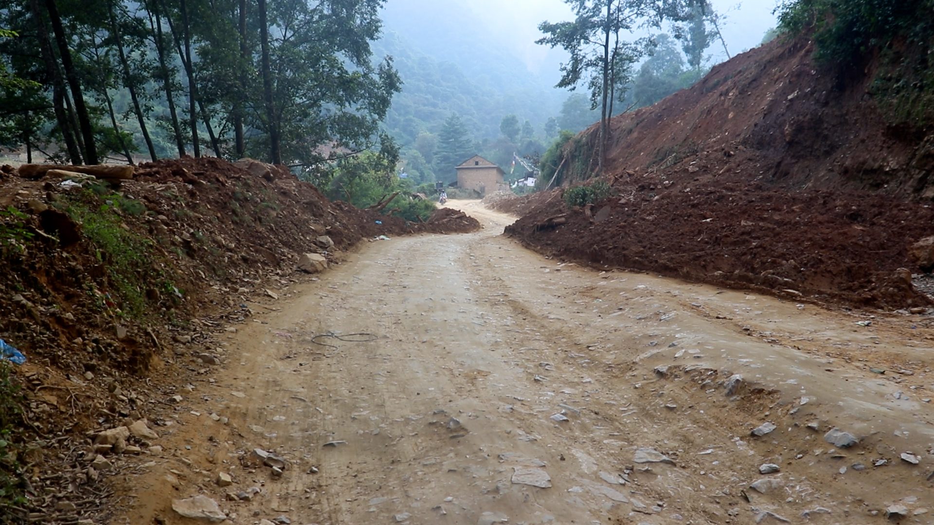 सरकारलाई गिज्याइरहेको हेटौँडा–काठमाडौं सडक, यात्रुलाई सास्ती