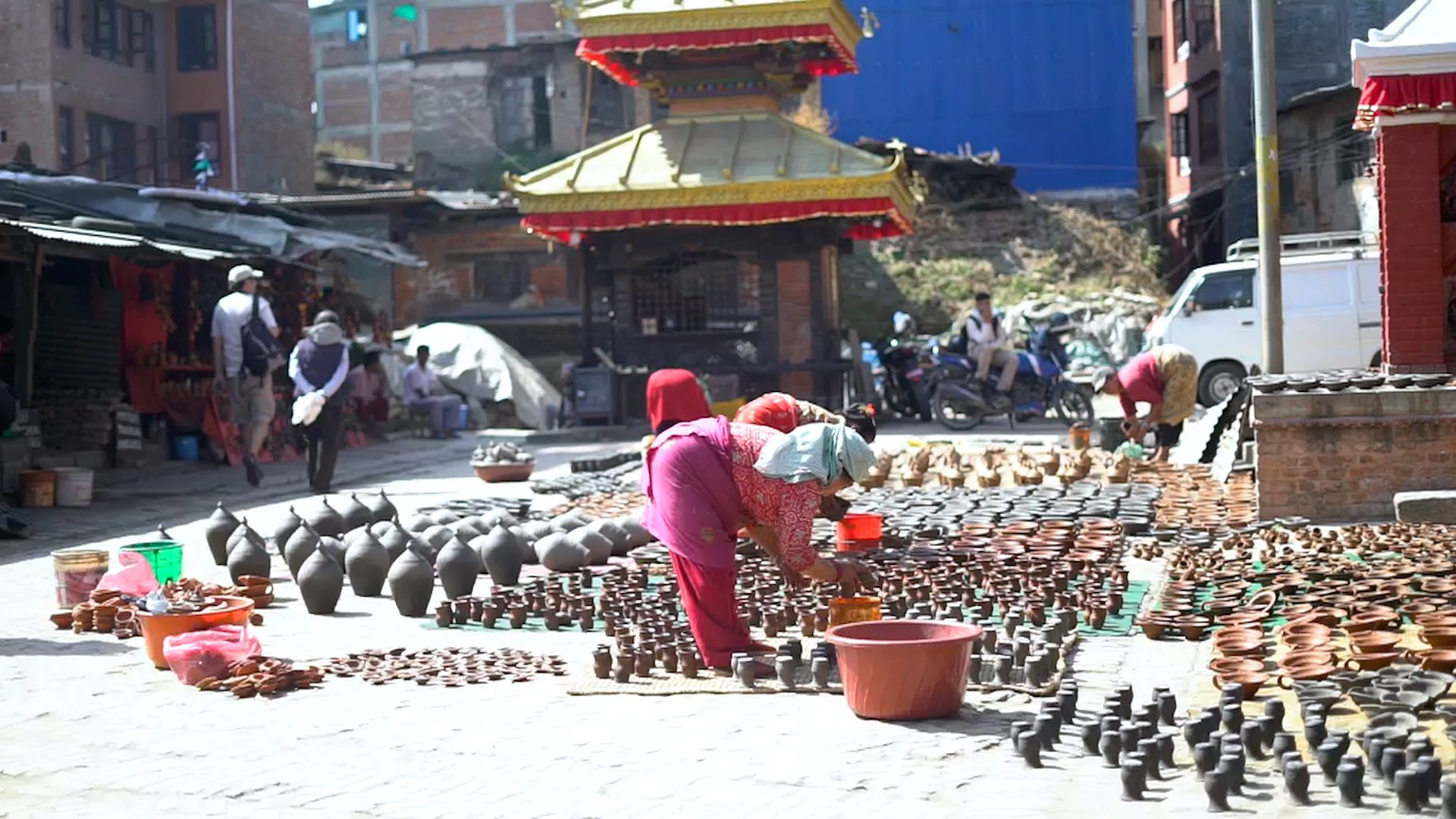 भक्तपुरका कुमालेलाई माटोका पाला र भाँडा बनाउन भ्याइनभ्याइ