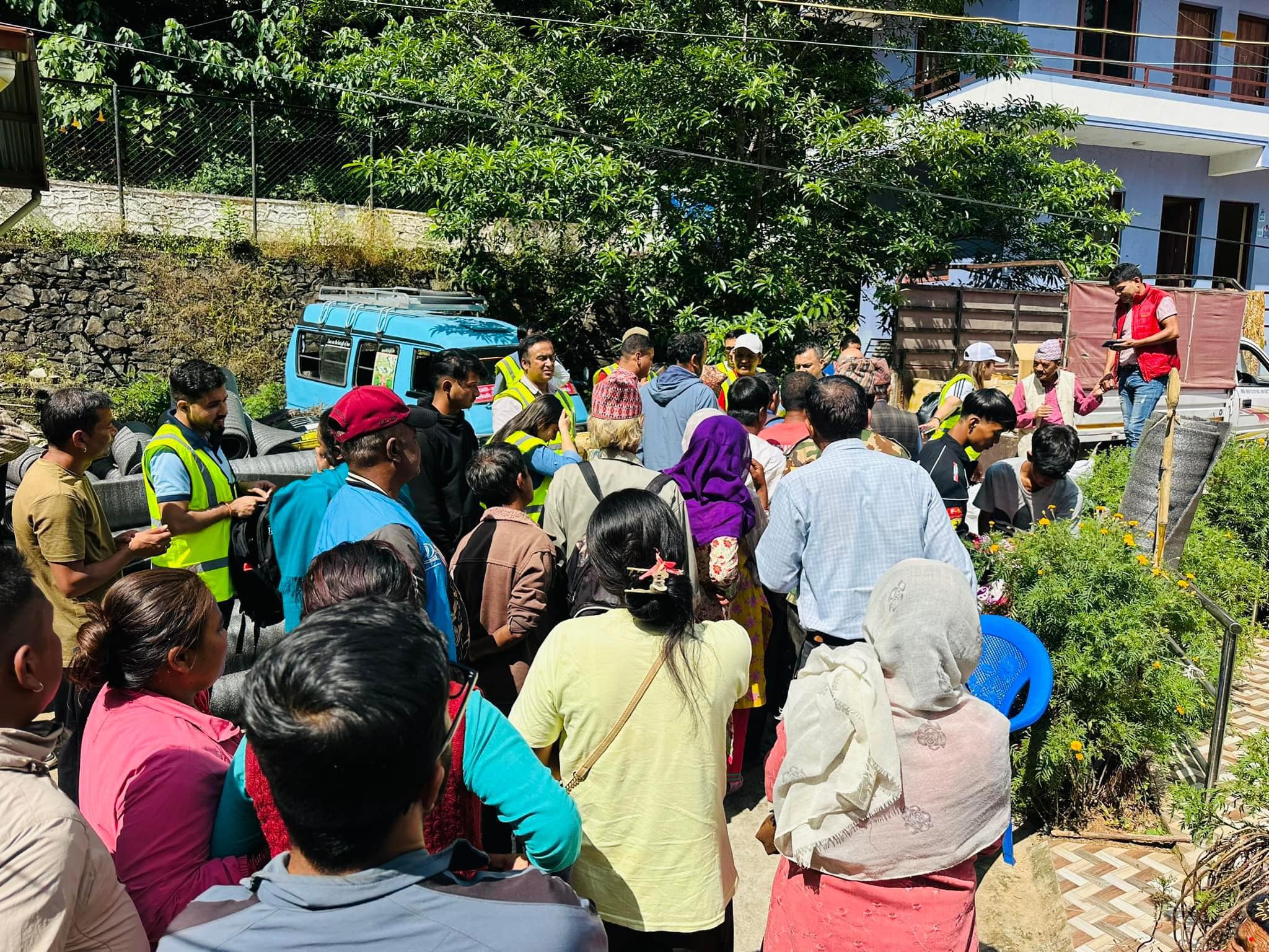 दुःखमा एनआरएनए : बाढिपीडितलाई राहत वितरणमा पुग्यो दक्षिणकाली र सिस्नेरी