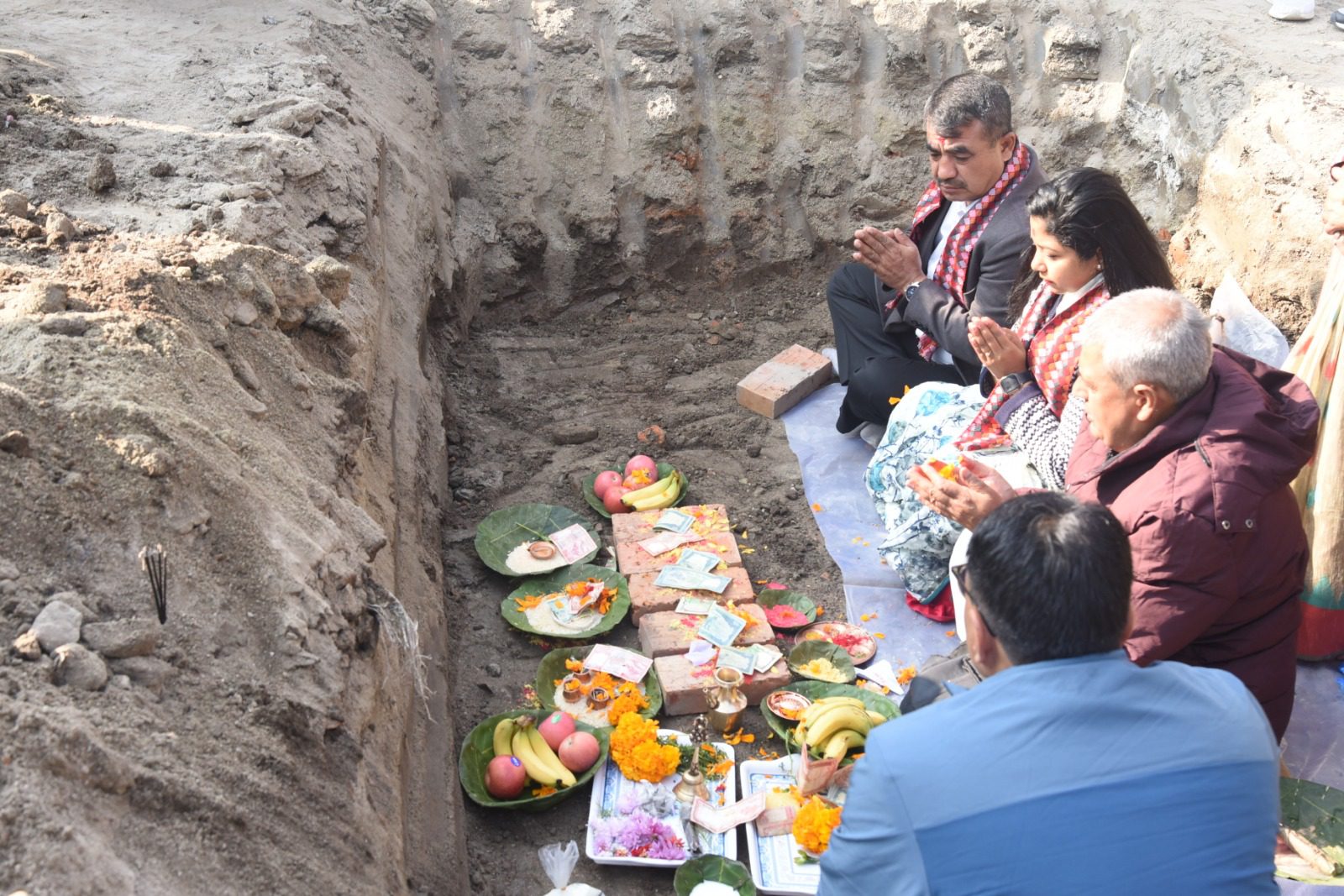 सानो गौचरन स्टेडियम पुननिर्माण सुरु, उपप्रमुख डंगोलबाट शिलान्यास