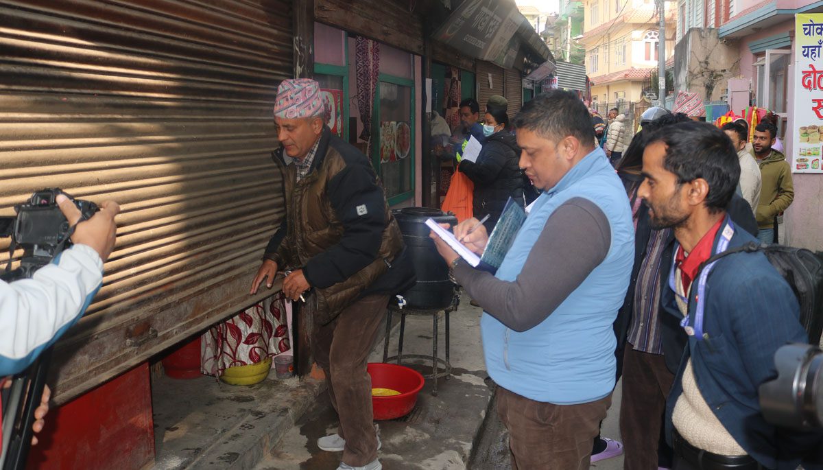 नयाँ बसपार्क क्षेत्रका होटलहरुको अनुगमन, एकैदिन १० वटा होटलहरुमा लगाईयो ताला