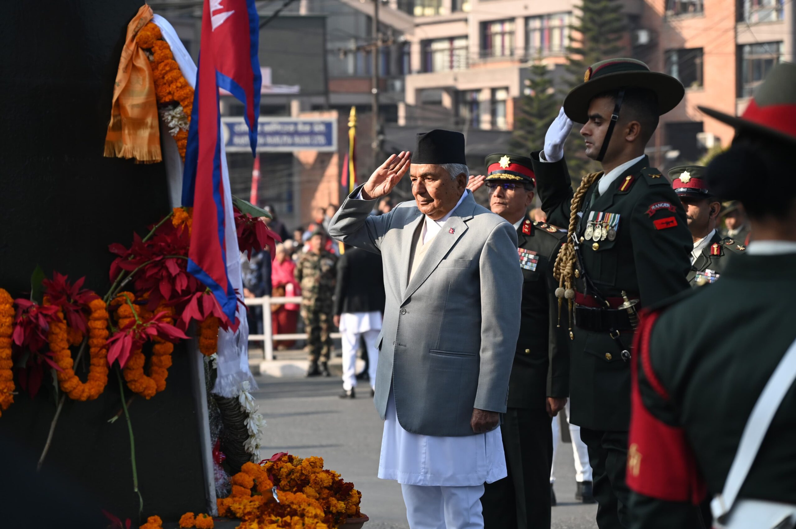 राष्ट्रपति रामचन्द्र पौडेलद्वारा पृथ्वीनारायण शाहको शालिकमा माल्यार्पण