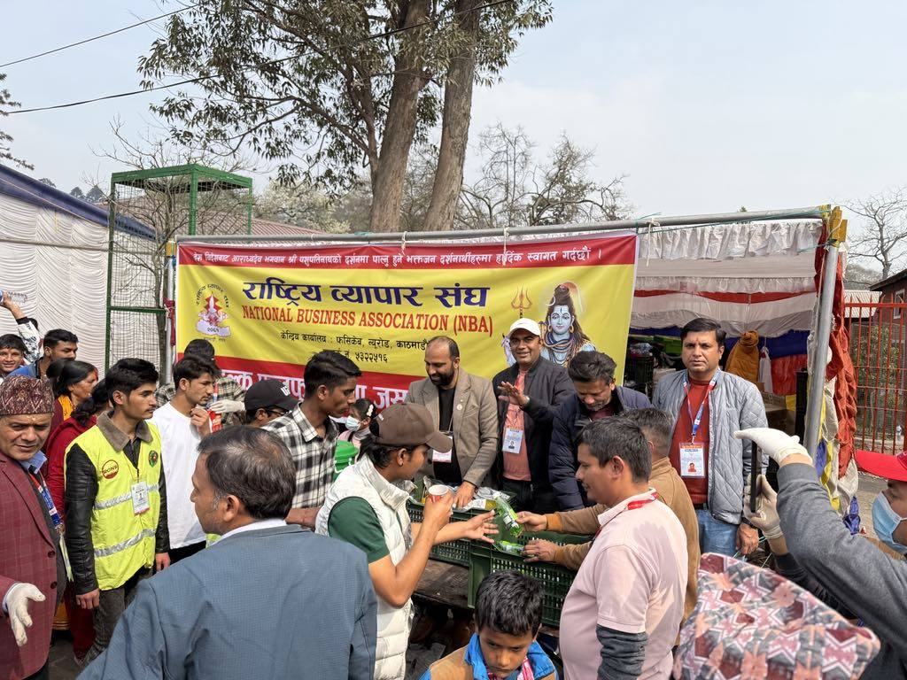 राष्ट्रिय व्यापार संघद्धारा निःशुल्क फलफूल तथा जुस वितरण