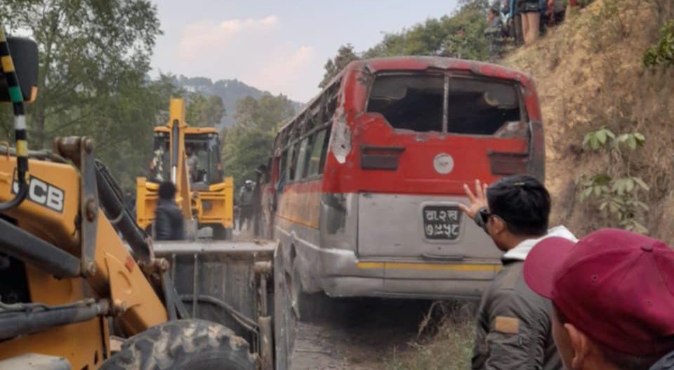 काठमाडौंको शंखरापुरमा स्कुल बस दुर्घटना हुदा तीनजना विद्यार्थीको मृत्यु, ४० घाइते