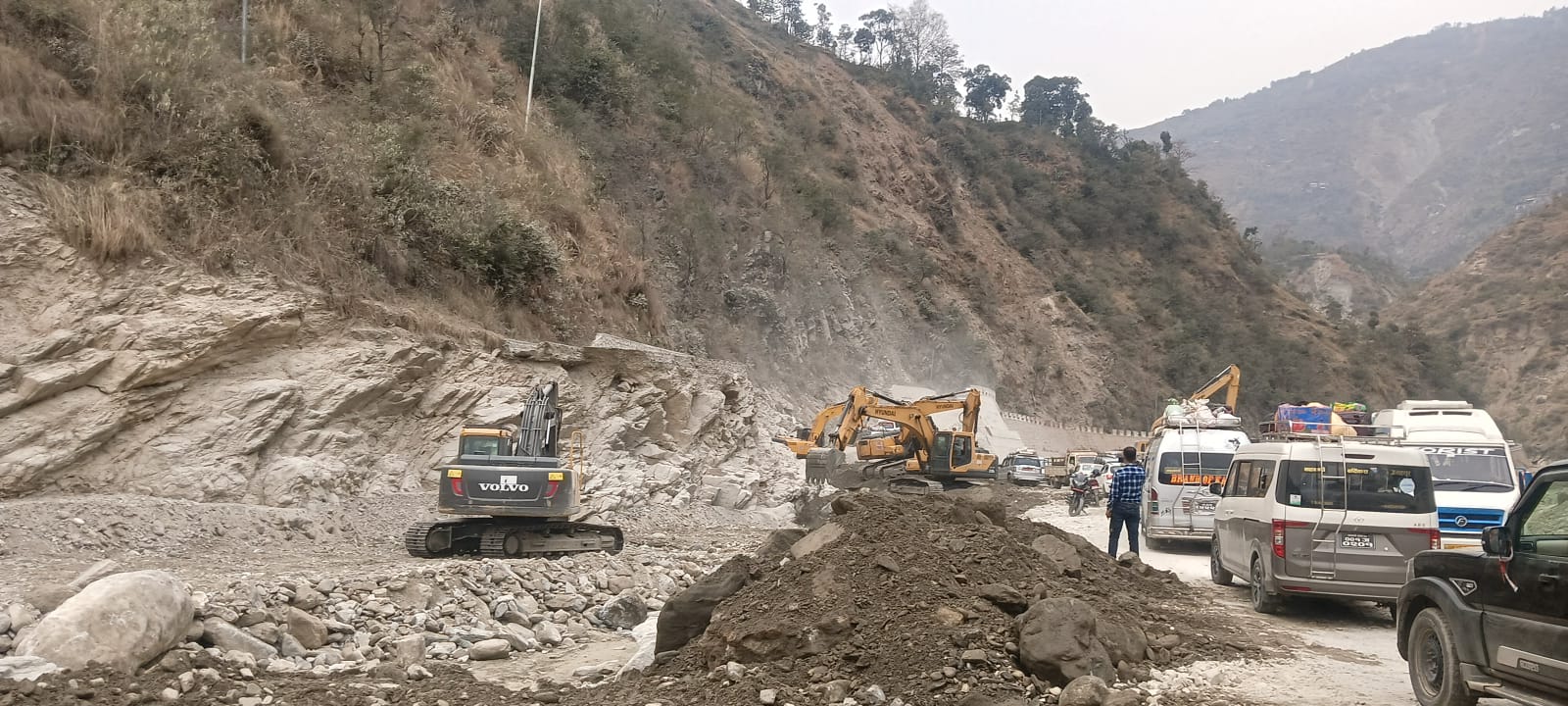 बिपी राजमार्गको अस्थायी मर्मत कार्य तीव्र, रोशीखोला क्षेत्र प्राथमिकतामा