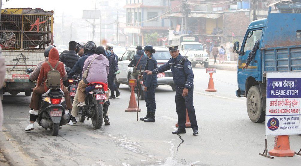 काठमाडौंमा नियमविपरीत चलाइएका सवारीसाधनहरु दिनभरि ‘होल्ड’मा