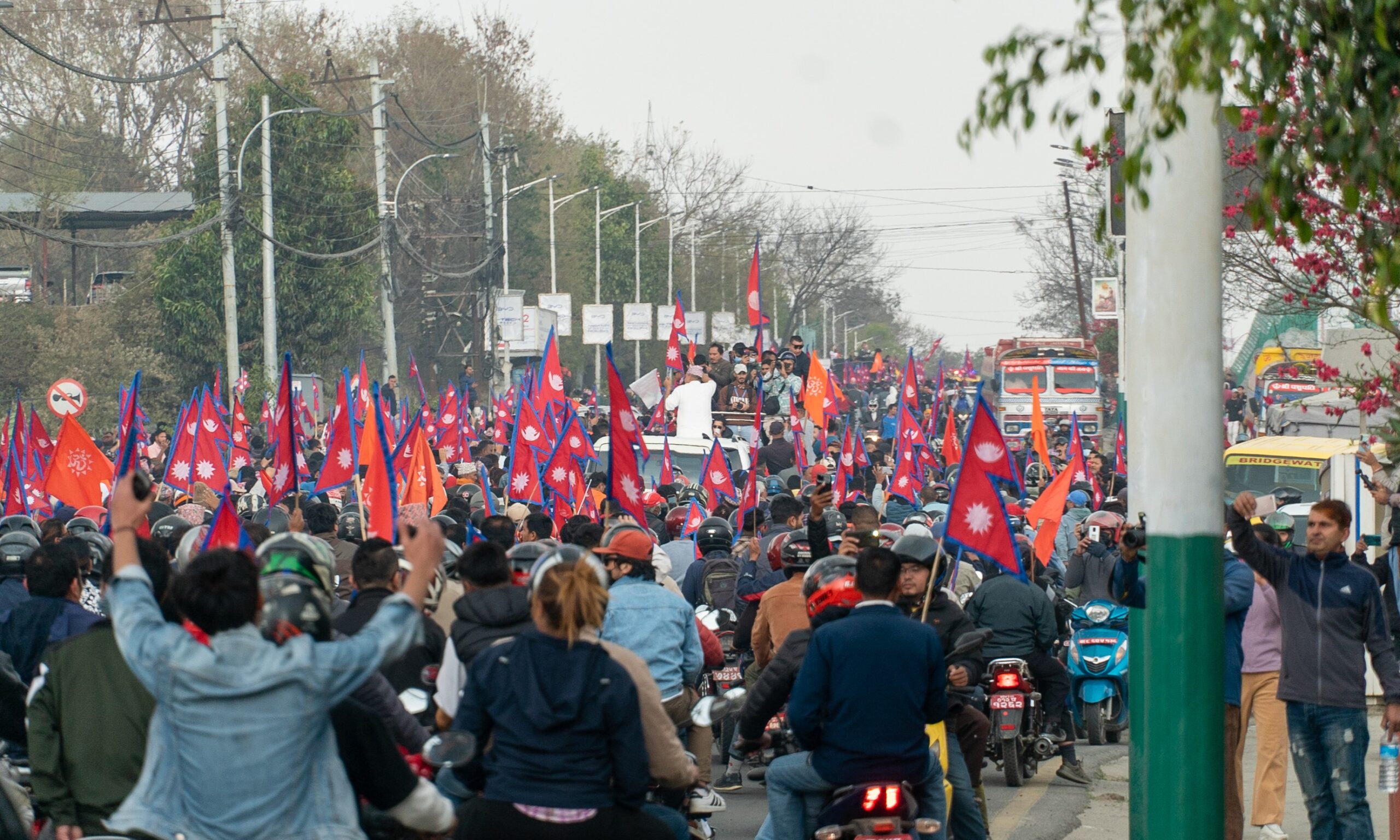 पोखराबाट उडे पूर्वराजा, त्रिभुवन विमानस्थल बाहिर राजावादीहरुको प्रदर्शन सुरु