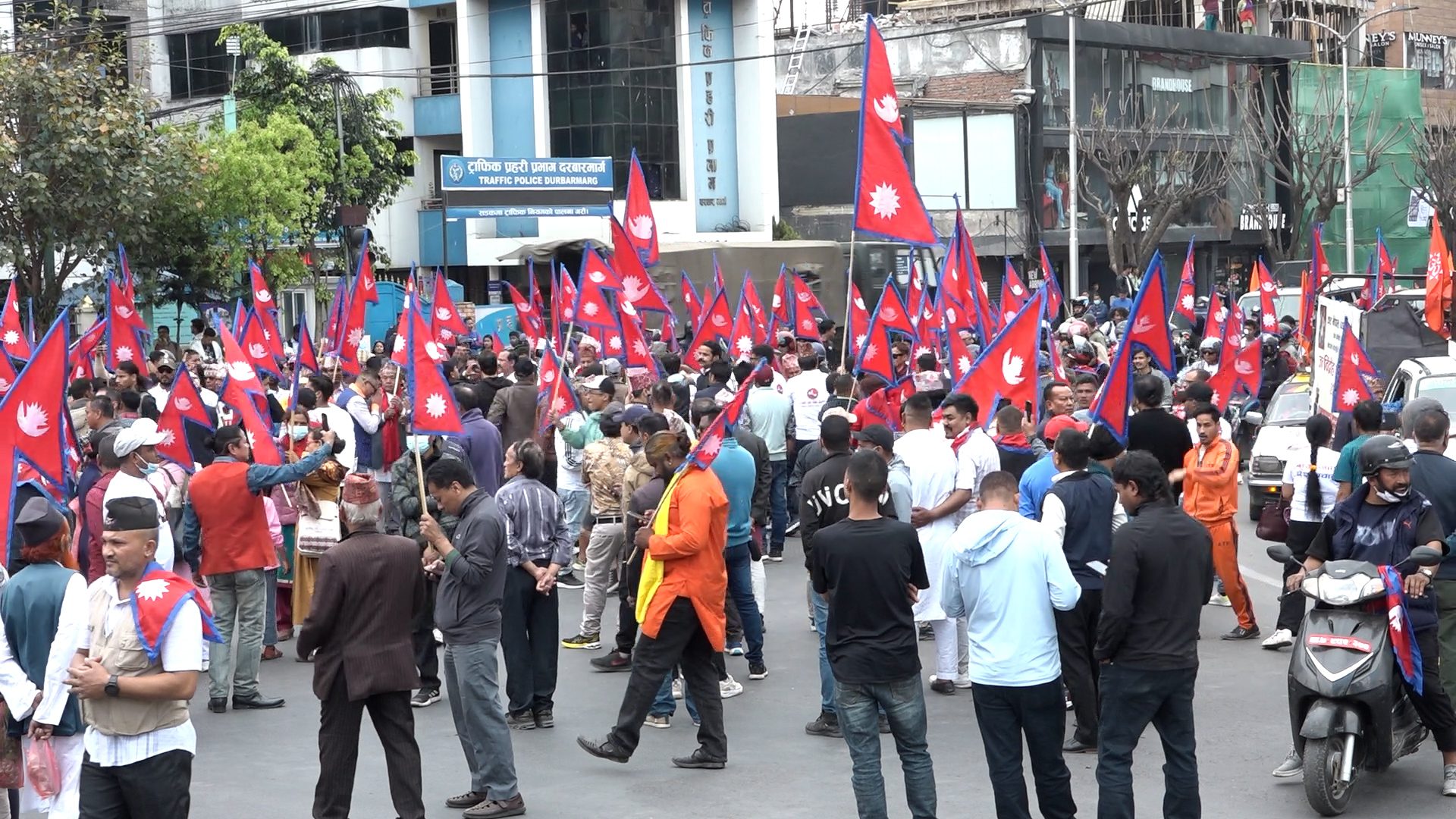 नारायणहिटी अगाडि राजावादीहरुको प्रदर्शन, राजतन्त्रका पक्षमा नाराबाजी