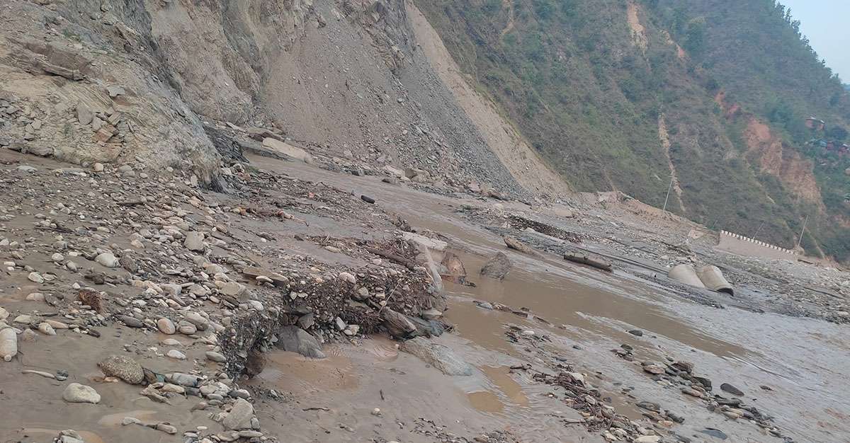 बाढीले डाइभर्सन बगाउँदा आठ घण्टादेखि बीपी राजमार्ग अवरुद्ध, खुलाउने प्रयास जारी