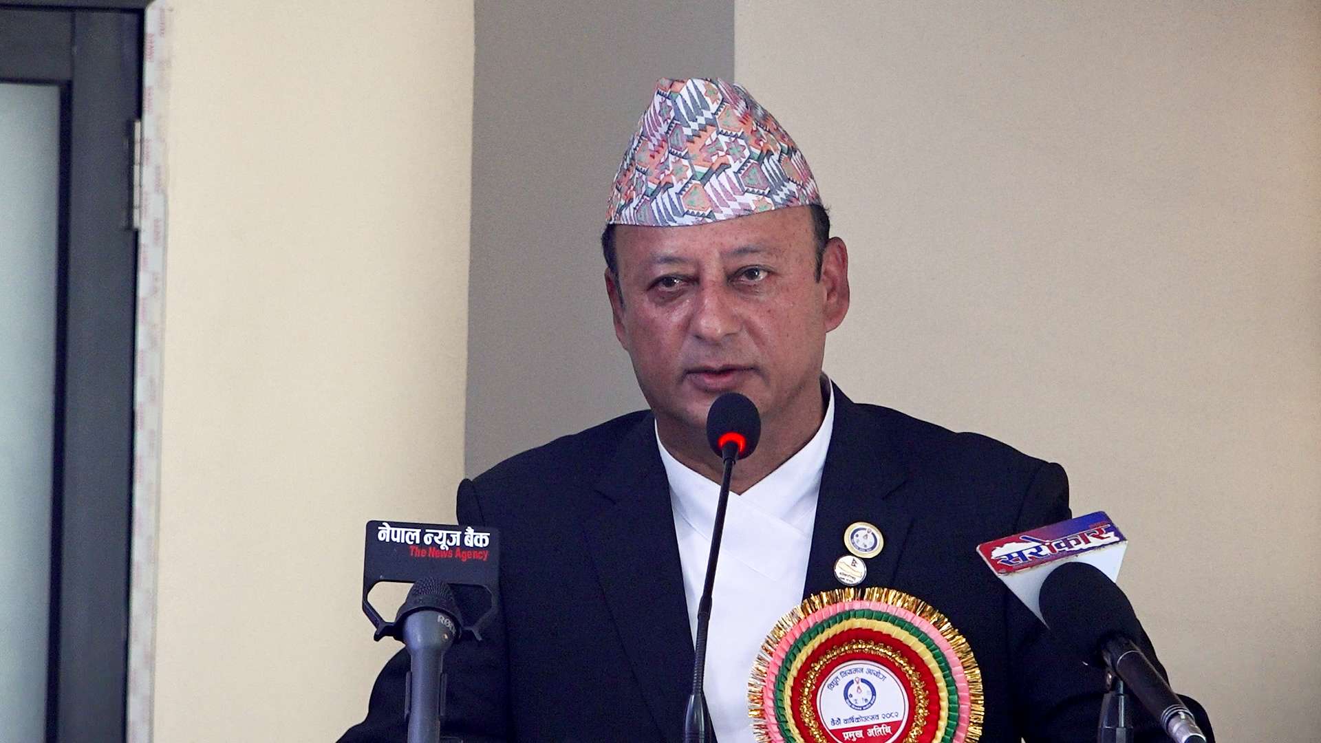 विद्युतको शुल्क बुझाउने विषयमा विवाद आउनु लज्जास्पद : मन्त्री खड्का