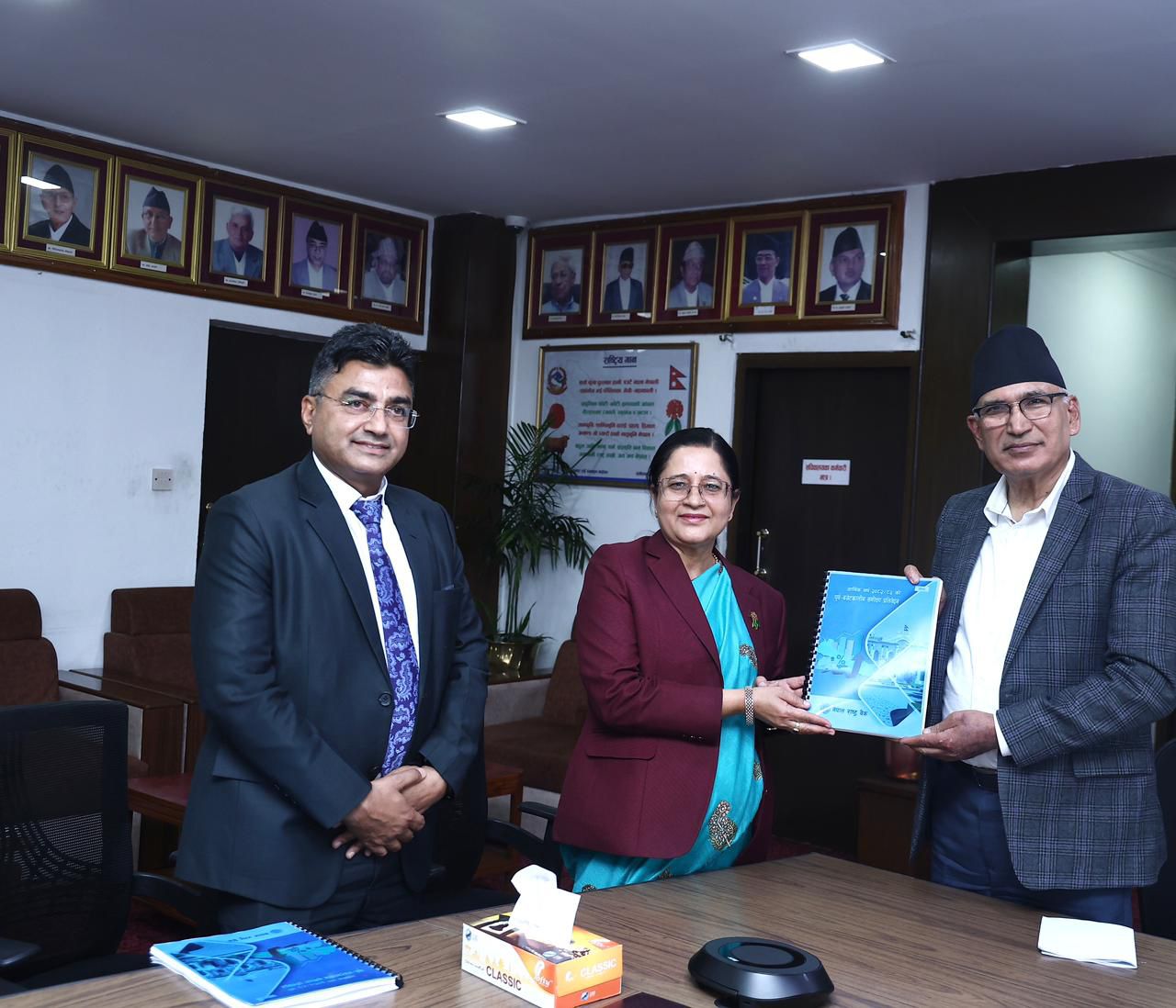 नेपाल राष्ट्र बैंकद्वारा पूर्व बजेटकालीन समीक्षा प्रतिवेदन अर्थ मन्त्रालयमा पेश
