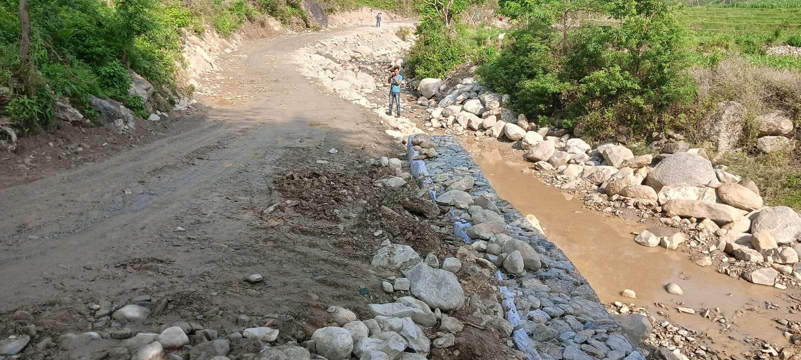 सडक निर्माणमा स्थानीय र निर्माण व्यवसायीबीच विवाद