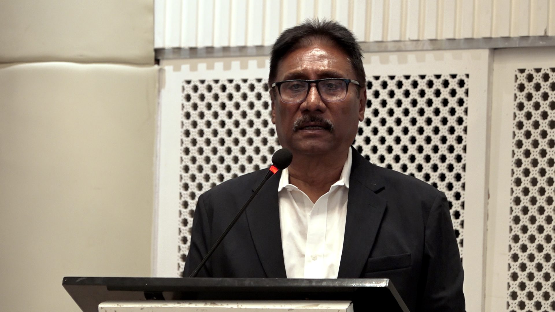 नेपालको ऐन र कानूनले कुनैपनि व्यवसायलाई सिण्डिकेट गर्न दिदैन : श्रममन्त्री भण्डारी