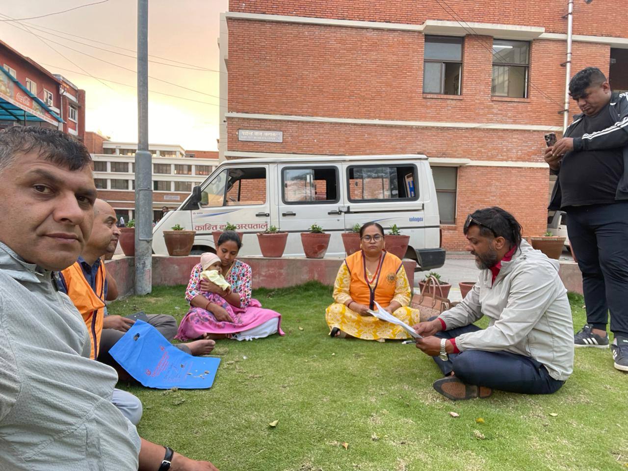 कलेजो प्रत्यारोपणका लागि समाजसेवीद्धय न्यौपाने र शिवाकोटीको पहलमा थप आर्थिक सहयोग हस्तान्तरण