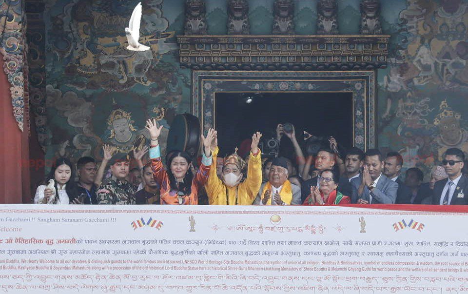 राष्ट्रपतिले विश्वशान्तिको कामना गर्दै उडाए परेवा