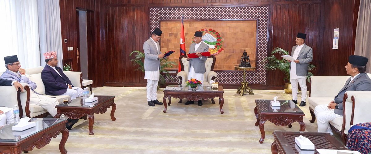 नवनियुक्त ऊर्जा राज्यमन्त्री गर्बुजाले लिए शपथ