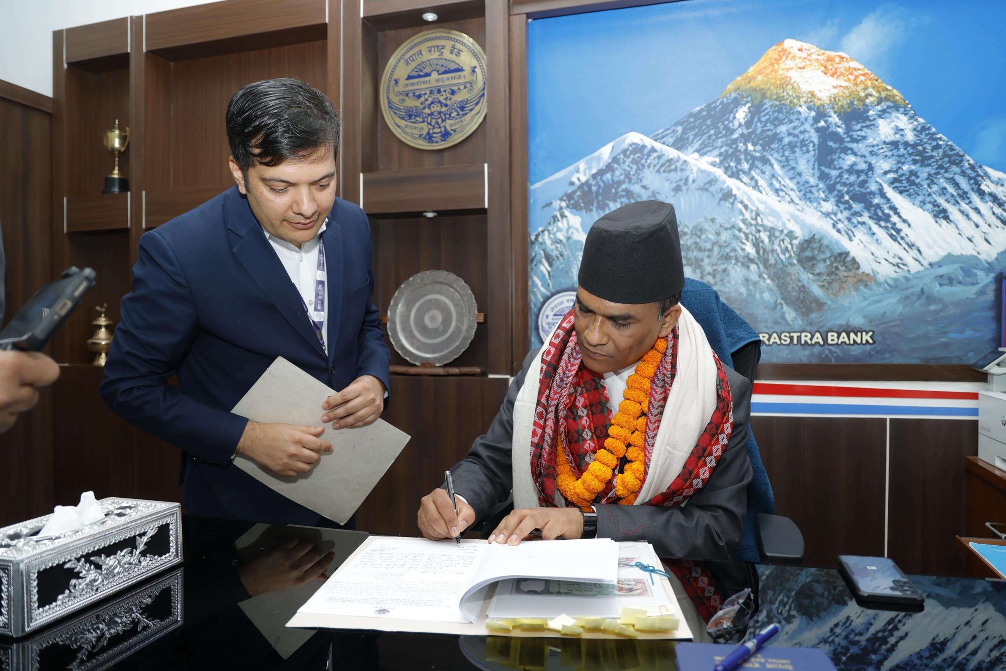 गभर्नर विश्वनाथ पौडेलले गरे पदभार ग्रहण, ५ सय र १ हजारका नयाँ नोट छपाई गर्ने निर्णय